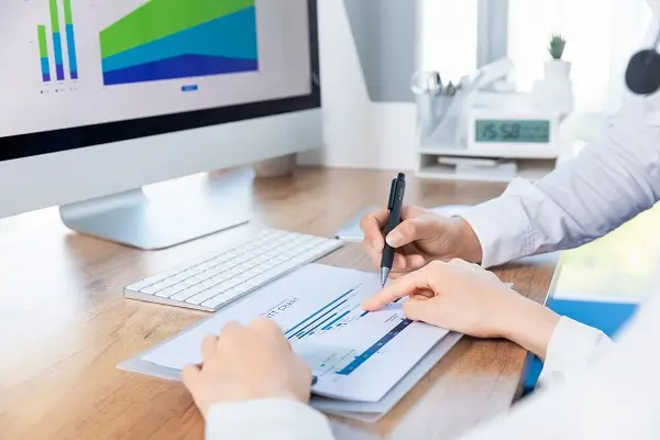 外国情侣几内亚森林旅游